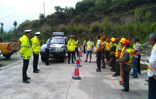 养护分公司承建泥巴山隧道路面改造项目开展安全教育培训